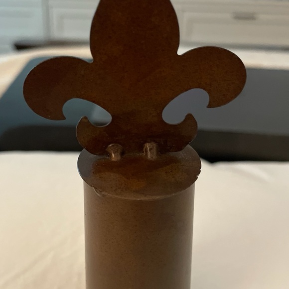 Fleur de Lis Metal Wine Bottle Topper - Picture 3 of 3